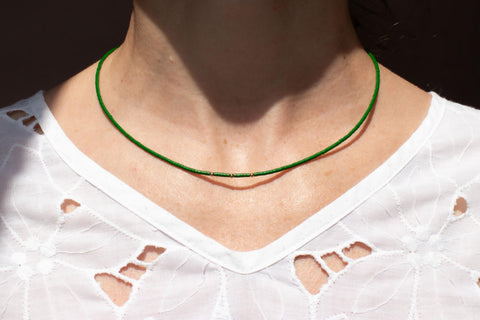 Halskette mit grünen Acrylperlen und 18k vergoldeten Zwischenperlen – Minimalistisch Perlenschmuck, Handmade von eilenna