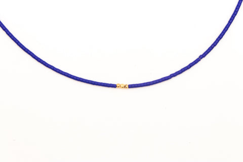 Halskette mit blauen Acrylperlen und 18k vergoldeten Zwischenperlen – Minimalistisch Perlenschmuck, Handmade von eilenna