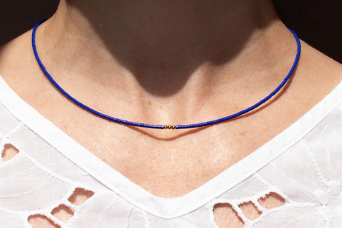 Halskette mit blauen Acrylperlen und 18k vergoldeten Zwischenperlen – Minimalistisch Perlenschmuck, Handmade von eilenna
