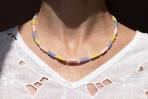 Halskette mit bunten Steinperlen und Muschelperlen – Damenschmuck mit 18K vergoldetem Verschluss, Handmade von eilenna