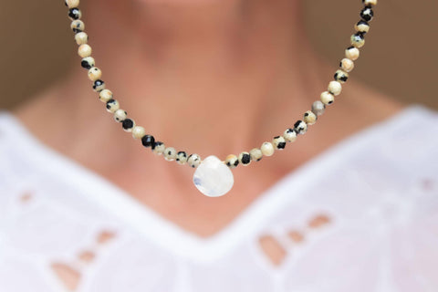 Halskette mit Mondstein und Dalmatiner Jaspis mit 18K vergoldetem Verschluss – Minimalistisch Perlenschmuck, Handmade von eilenna