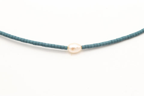 Halskette mit hellblauen Acrylperlen und Süsswasserperle – Minimalistisch Perlenschmuck, Handmade von eilenna