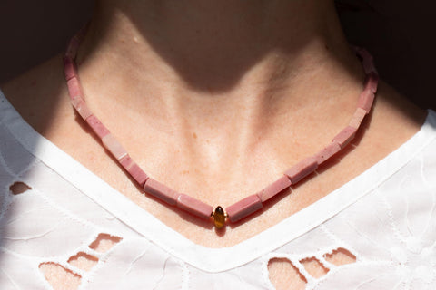 Halskette mit rosa Rhodonit und Tigerauge – Damenschmuck mit 18K vergoldetem Verschluss, Handmade von eilenna