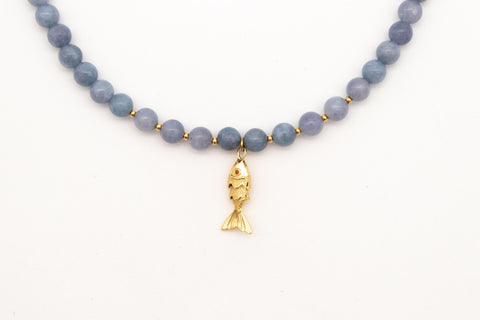 Halskette aus blauen Chalcedon Natursteinen mit Fisch Anhänger gold, Halsschmuck für Damen, Handmade von eilenna