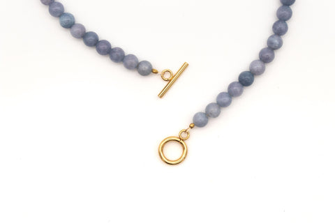 Halskette aus blauen Chalcedon Natursteinen mit Fisch Anhänger gold, Halsschmuck für Damen, Handmade von eilenna