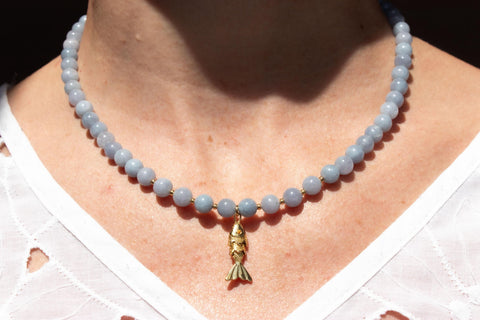 Halskette aus blauen Chalcedon Natursteinen mit Fisch Anhänger gold, Halsschmuck für Damen, Handmade von eilenna