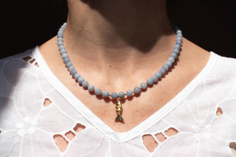 Halskette aus blauen Chalcedon Natursteinen mit Fisch Anhänger gold, Halsschmuck für Damen, Handmade von eilenna