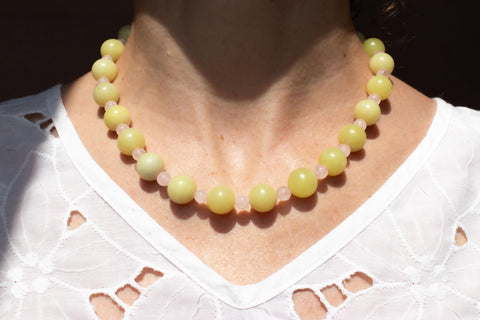 Halskette aus Naturstein Perlen Zitronen Chalcedon mit 18K vergoldetem Verschluss Halsschmuck für Damen, Handmade von eilenna