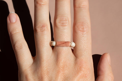 Ring mit fossilen Naturstein Perlen & Sonnenstein, Elastischer Perlen Ring, Sol Ring von eilenna