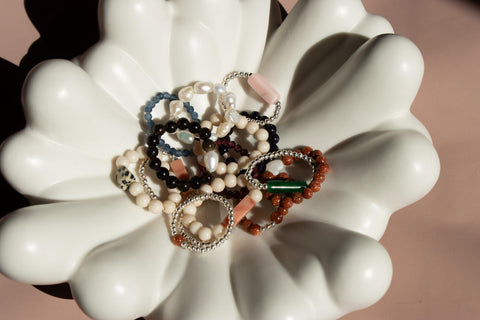 Ring mit fossilen Naturstein Perlen & Dalmatiner Jaspis, Elastischer Perlen Ring, Dalia Ring von eilenna