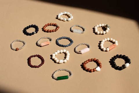 Ring mit roten Sandstein Naturstein Perlen & 925 Silberperlen, Elastischer Perlen Ring, Geschenk Frauen, Kaia Ring von eilenna
