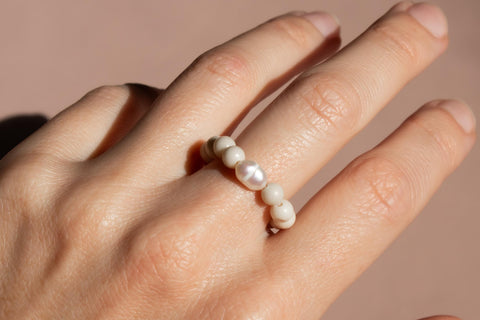 Ring mit fossilen Naturstein Perlen & Süßwasserperle, Elastischer Perlen Ring, Geschenk Frauen, Luma Ring von eilenna