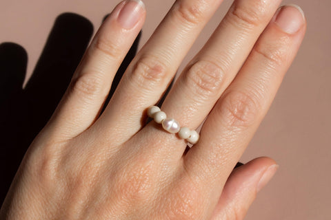 Ring mit fossilen Naturstein Perlen & Süßwasserperle, Elastischer Perlen Ring, Geschenk Frauen, Luma Ring von eilenna