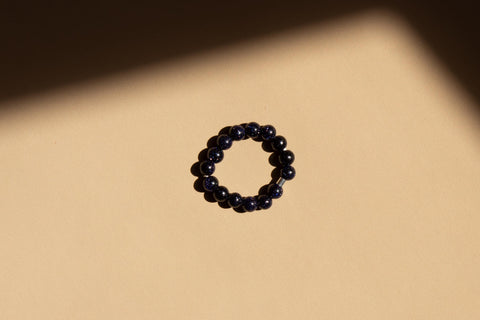 Ring mit blauer Sandstein Naturstein Perlen & 925 Silberperle, Elastischer Perlen Ring, Geschenk Frauen, Noa Ring von eilenna