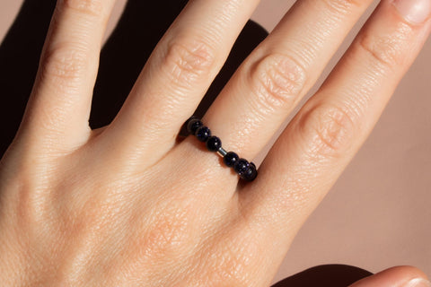 Ring mit blauer Sandstein Naturstein Perlen & 925 Silberperle, Elastischer Perlen Ring, Geschenk Frauen, Noa Ring von eilenna