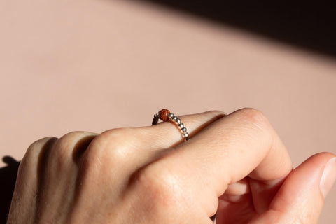 Ring mit rotem Sandstein Naturstein Perle & 925 Silberperlen, Elastischer Perlen Ring, Geschenk Frauen, Ayla Ring von eilenna