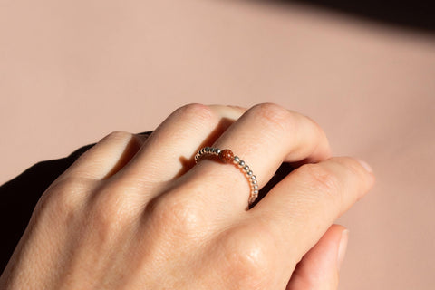 Ring mit rotem Sandstein Naturstein Perle & 925 Silberperlen, Elastischer Perlen Ring, Geschenk Frauen, Ayla Ring von eilenna