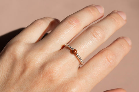 Ring mit rotem Sandstein Naturstein Perle & 925 Silberperlen, Elastischer Perlen Ring, Geschenk Frauen, Ayla Ring von eilenna