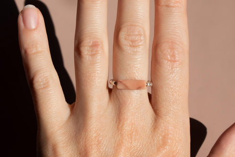 Ring mit Sonnenstein Naturstein Perle & 925 Silberperlen, Elastischer Perlen Ring, Geschenk Frauen, Solara Ring von eilenna