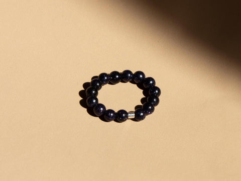 Ring mit blauer Sandstein Naturstein Perlen & 925 Silberperle, Elastischer Perlen Ring, Geschenk Frauen, Noa Ring von eilenna