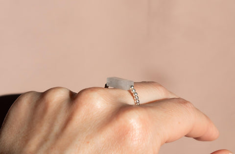 Ring mit Bergkristall Naturstein Perle & 925 Silberperlen, Elastischer Perlen Ring, Geschenk Frauen, Clara Ring von eilenna