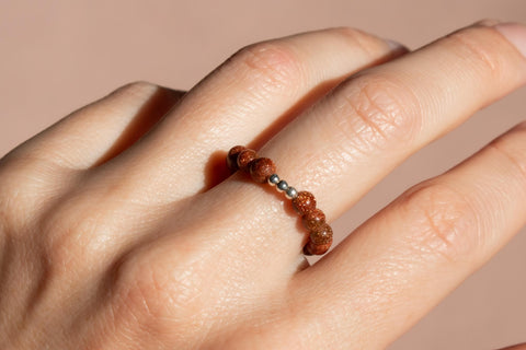 Ring mit roten Sandstein Naturstein Perlen & 925 Silberperlen, Elastischer Perlen Ring, Geschenk Frauen, Kaia Ring von eilenna