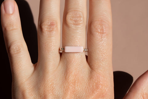 Ring mit rosa Naturstein Perle & 925 Silberperlen, Elastischer Perlen Ring, Geschenk Frauen, Mira Ring von eilenna
