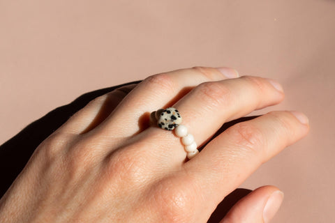 Ring mit fossilen Naturstein Perlen & Dalmatiner Jaspis, Elastischer Perlen Ring, Dalia Ring von eilenna
