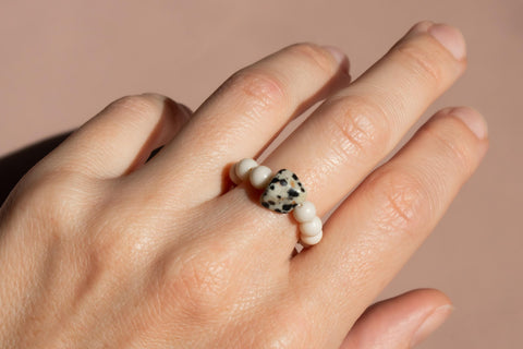 Ring mit fossilen Naturstein Perlen & Dalmatiner Jaspis, Elastischer Perlen Ring, Dalia Ring von eilenna