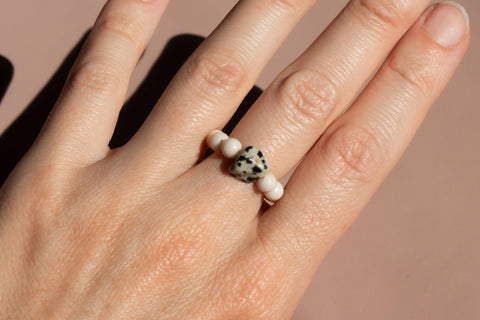 Ring mit fossilen Naturstein Perlen & Dalmatiner Jaspis, Elastischer Perlen Ring, Dalia Ring von eilenna