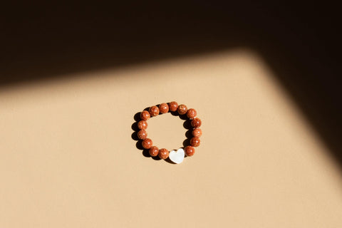 Ring mit roten Sandstein Naturstein Perlen & Herz Muschel Perle, Elastischer Ring, Geschenk Frauen, Vela Ring von eilenna