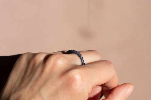 Ring mit blau facettierten Spinell Edelsteinen, Perlen Ring, dehnbar elastischer Ring, Aqualis Ring von eilenna