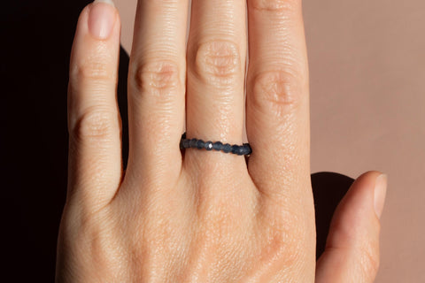 Ring mit blau facettierten Spinell Edelsteinen, Perlen Ring, dehnbar elastischer Ring, Aqualis Ring von eilenna