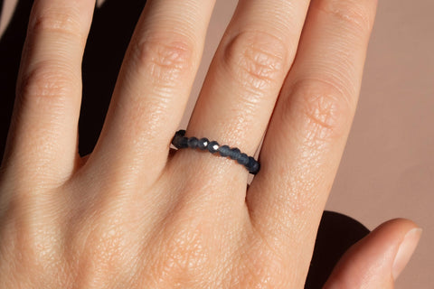 Ring mit blau facettierten Spinell Edelsteinen, Perlen Ring, dehnbar elastischer Ring, Aqualis Ring von eilenna