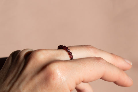 Ring mit lila facettierten Spinell Edelsteinen, Perlen Ring, dehnbar elastischer Ring, Vireya Ring von eilenna