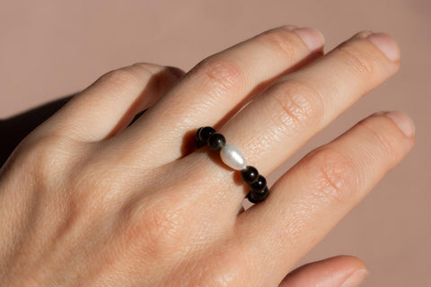 Ring mit goldenen Obsidian Naturstein Perlen & Süsswasserperle, Elastischer Perlen Ring, Geschenk Frauen, Sera Ring von eilenna