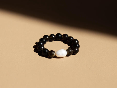 Ring mit goldenen Obsidian Naturstein Perlen & Süsswasserperle, Elastischer Perlen Ring, Geschenk Frauen, Sera Ring von eilenna