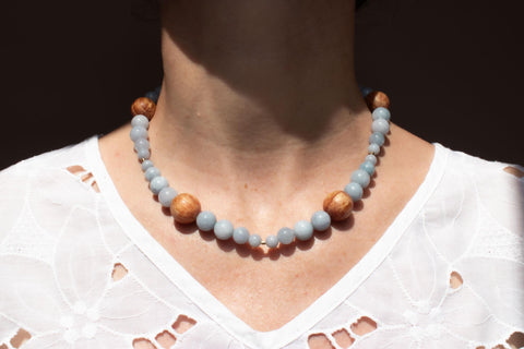 Halskette aus Chalcedon & Bernsteinholz
