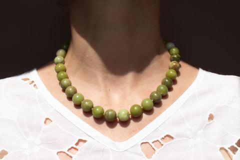 Grüne Edelstein Kette Chinesische Jade, Naturstein Halskette Damen, Glücksstein Geschenk für Sie, 18K Gold Verschluss Handmade eilenna