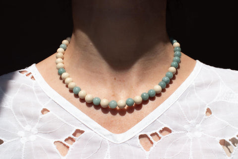Halskette aus Fossilem Stein & Burmesische Jade