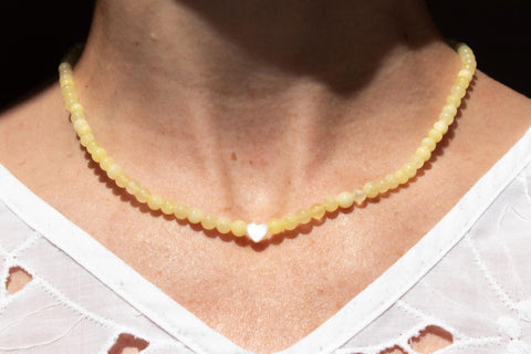 Zarte Perlenkette Gelb mit Herz Anhänger, Zitronen Chalcedon Halskette Damen, Muschelperle Schmuck 18K Gold Verschluss, Handmade von eilenna