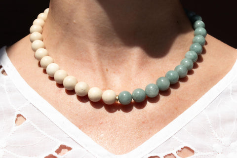 Edelstein Kette Burmesische Jade & Fossilstein, Naturstein Halskette Damen, Duo Design 18K Gold Verschluss, Handmade Schmuck eilenna