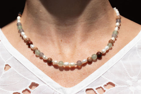 Bunte Perlenkette Jade & Jaspis mit Süßwasserperlen, Boho Naturstein Kette Damen, Silberner Verschluss, Handmade von eilenna