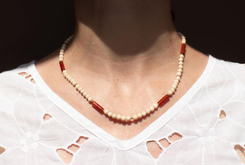 Rote Achat Halskette mit Fossilstein, Naturstein Perlenkette Damen, 18K Vergoldet, Handgemachter Edelstein Schmuck von eilenna