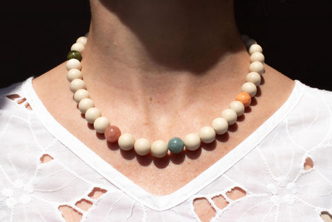 Minimalistische Halskette Fossil & Chalcedon, Naturstein Perlenkette Beige Damen, 18K Vergoldeter Verschluss, Handgemacht von eilenna