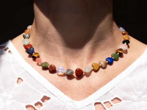 Halskette aus Herz Natursteinen wie Rosenquarz, Opal, Amethyst mit 18K vergoldeter Verschluss – Boho Schmuck für Damen, Handmade von eilenna