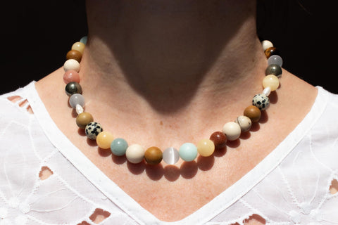 Bunte Edelstein Halskette Damen mit Süßwasserperlen, Boho Naturstein Kette Handgemacht, Tigerauge Amazonit Jaspis, 18K Vergoldet, eilenna