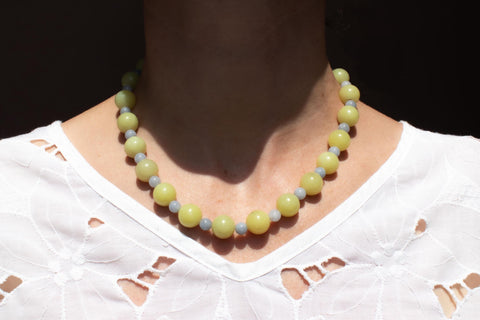 Halskette aus Naturstein Perlen Zitronen Chalcedon mit 18K vergoldetem Verschluss Halsschmuck für Damen, Handmade von eilenna