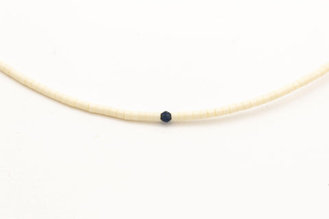 Halskette mit blauem Zirkon Naturstein und Acrylperlen mit 18K vergoldetem Verschluss – Minimalistisch Perlenschmuck, Handmade von eilenna