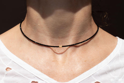 Halskette mit schwarzen Zirkon Naturstein und 18K vergoldetem Verschluss – Minimalistisch Perlenschmuck, Handmade von eilenna